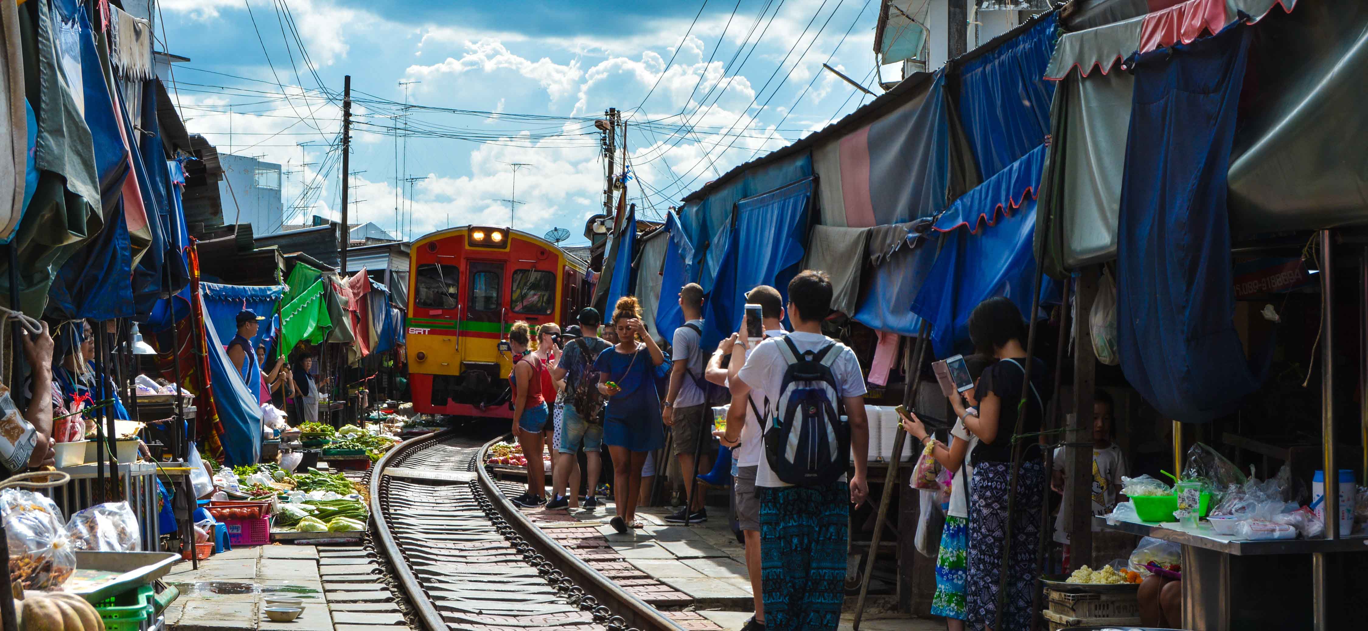 Жизнь тайцев. Рынок в Бангкоке на железной дороге. Рынок в Тайланде на железной дороге. Жизнь в Тайланде. Тайланд уровень жизни.